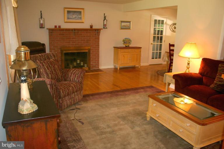 819 Petem Road Kingsville, MD 21087 - Photo 2 of 24 Living Room