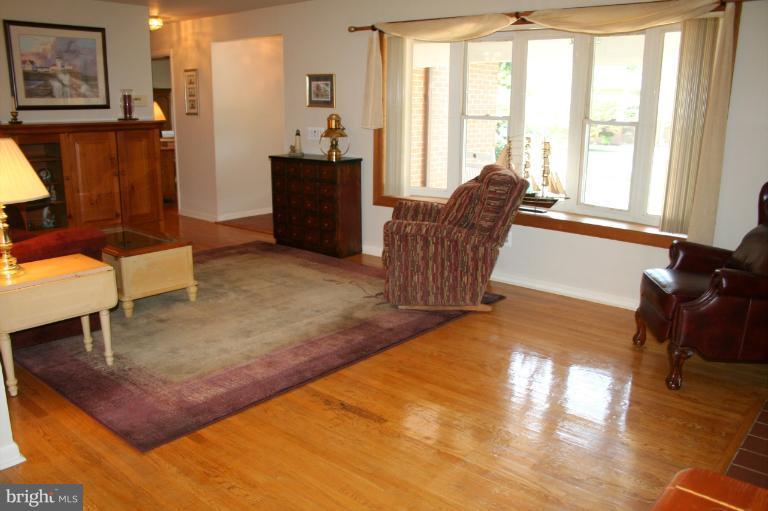 819 Petem Road Kingsville, MD 21087 - Photo 6 of 24 Living Room