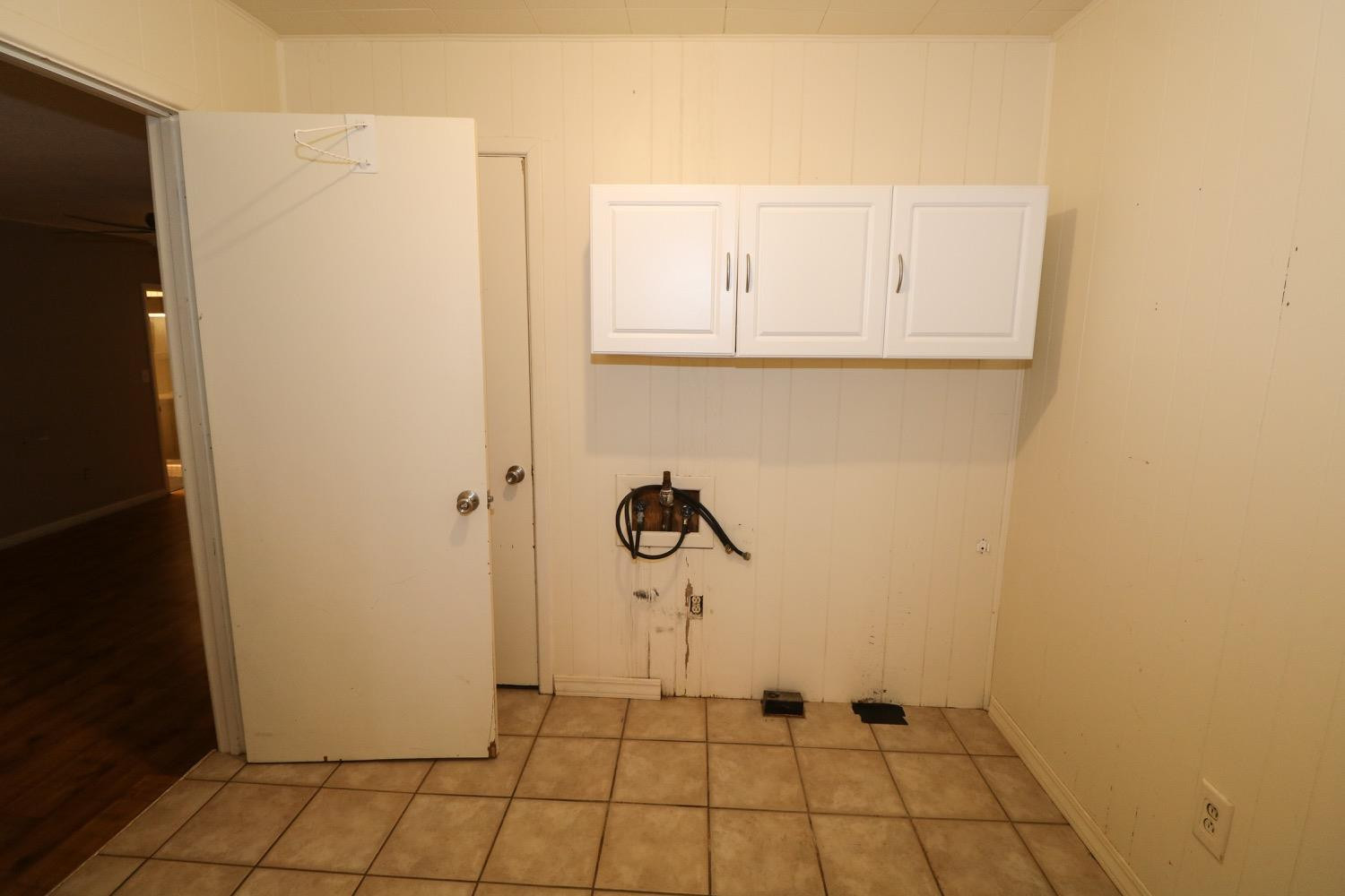 450 County Road 29 Muleshoe, TX 79347 - Photo 18 of 27 a bathroom with a shower