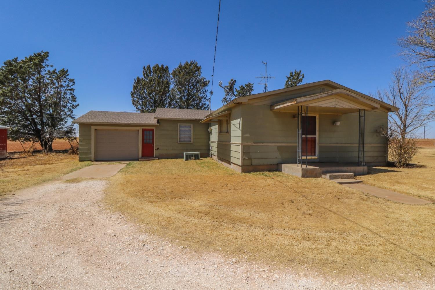 450 County Road 29 Muleshoe, TX 79347 - Photo 19 of 27 a front view of a house with a yard