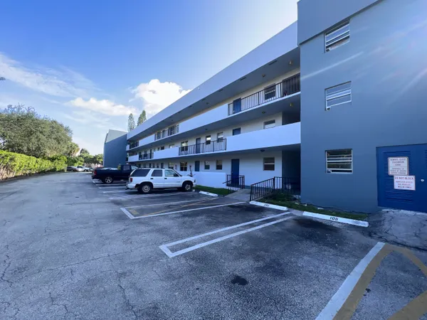 $1,700 | 1630 Embassy Drive, Unit 306, West Palm Beach, FL 33401