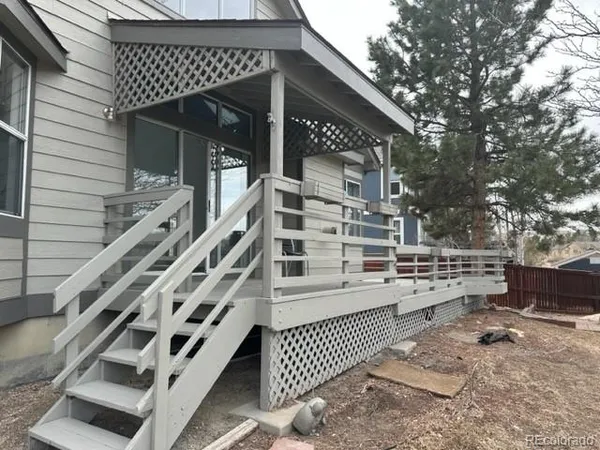 a view of entryway with a front door