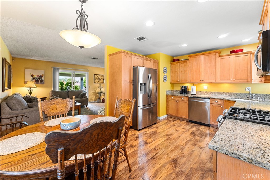12536 Reed Avenue Grand Terrace, CA 92313 - Photo 5 of 33 Kitchen and dining area