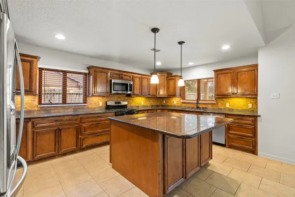 $2,550 | 10455 Shell Rock Road, La Porte, TX 77571