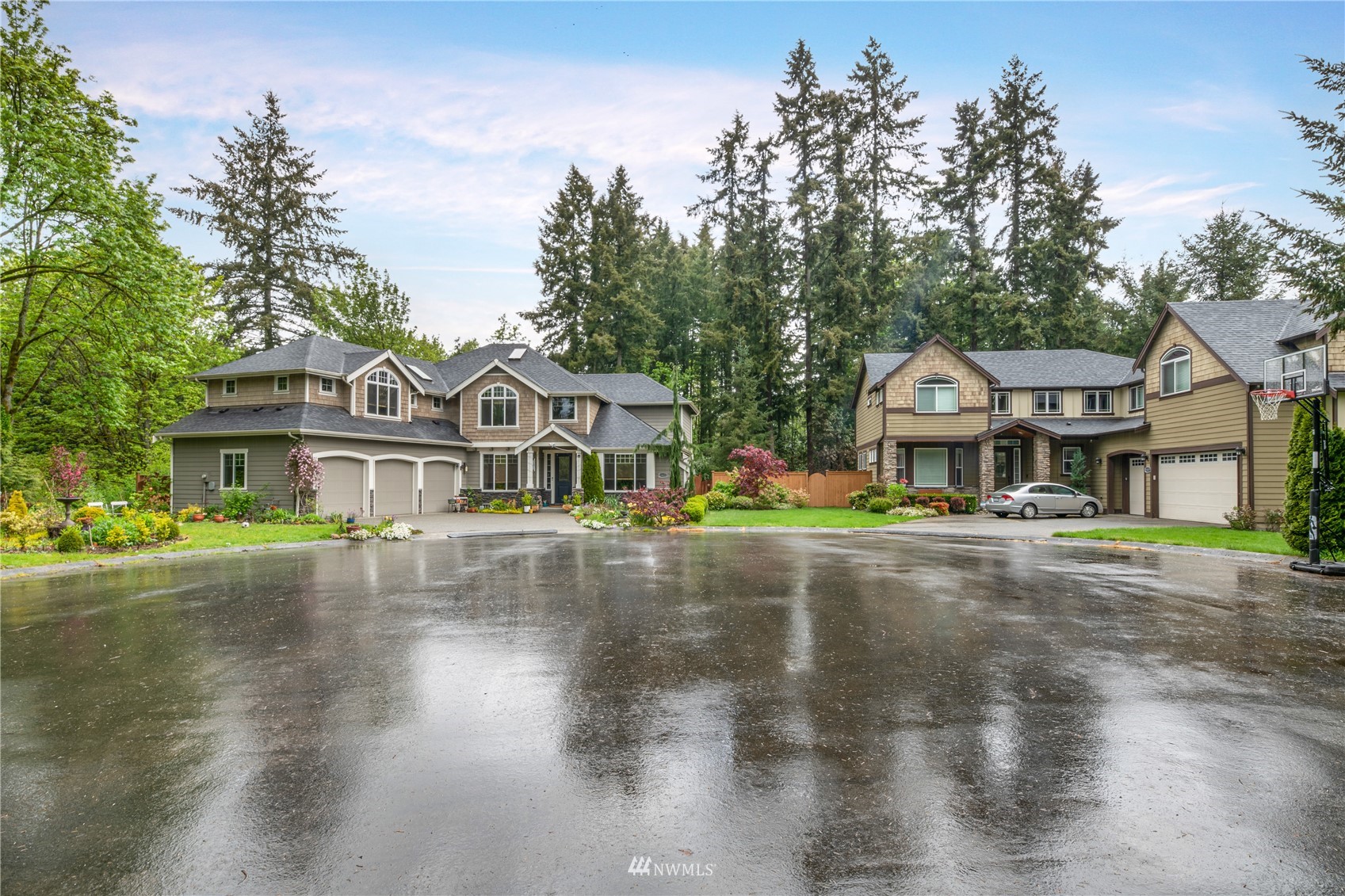 23231 Locust Way Bothell, WA 98021 - Photo 5 of 21 a front view of a house with street
