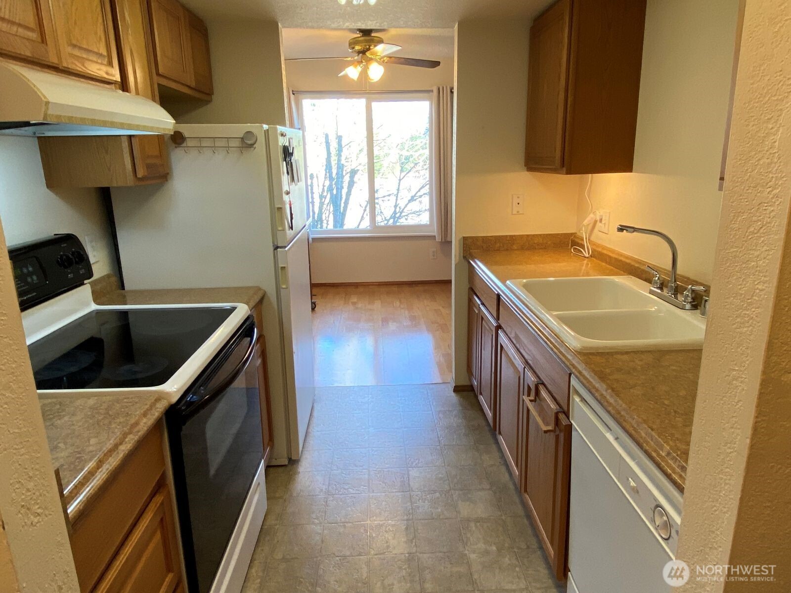 323 75th Street Southeast, Unit B10 Everett, WA 98203 - Photo 7 of 20