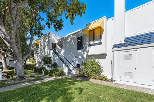 a view of backyard with a garden