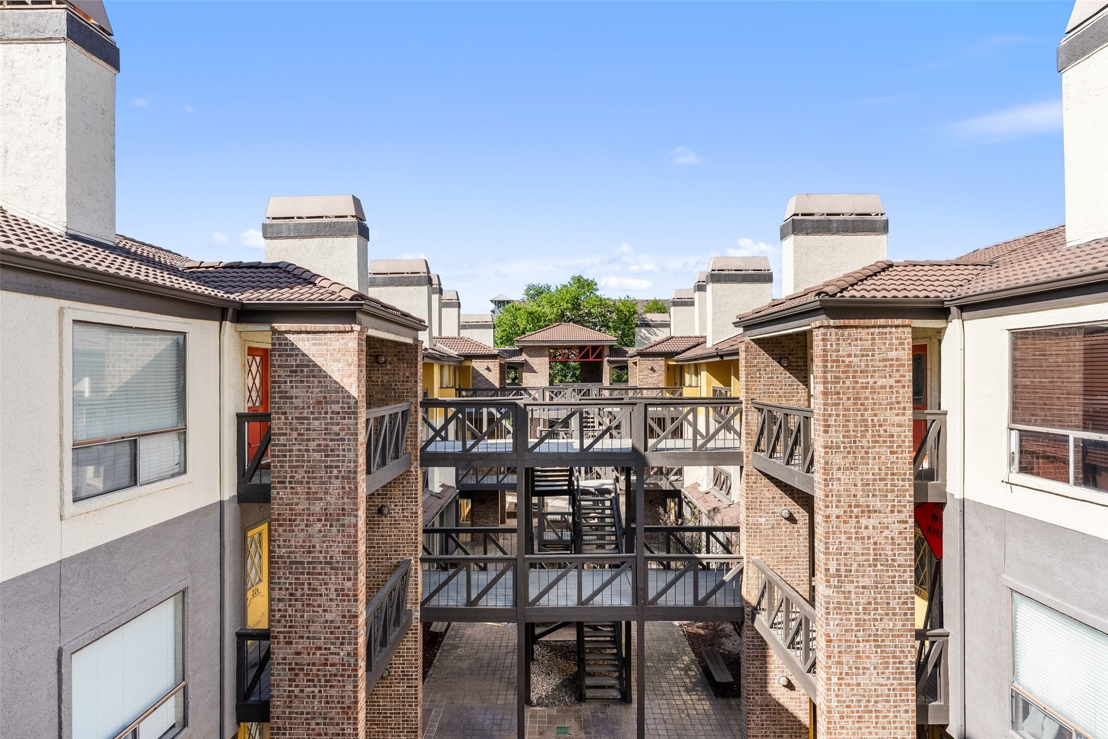 806 West 24th Street, Unit 328 Austin, TX 78705 - Photo 20 of 21 a view of a chairs and table in a patio
