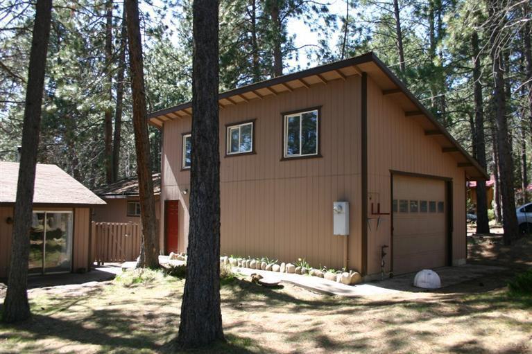 19129 Pumice Butte Road Bend, OR 97702 - Photo 9 of 18 a front view of a house