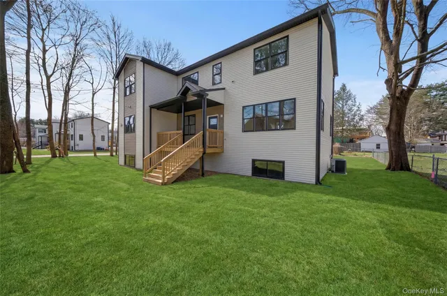 a view of a house with backyard