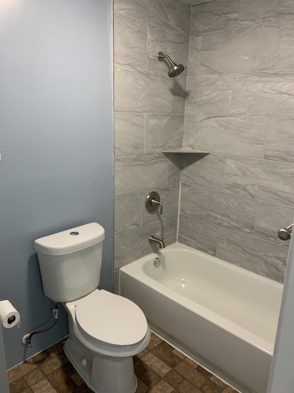 538 Glenvale Drive, Unit B Houston, TX 77060 - Photo 11 of 18 a white toilet sitting next to a bath tub