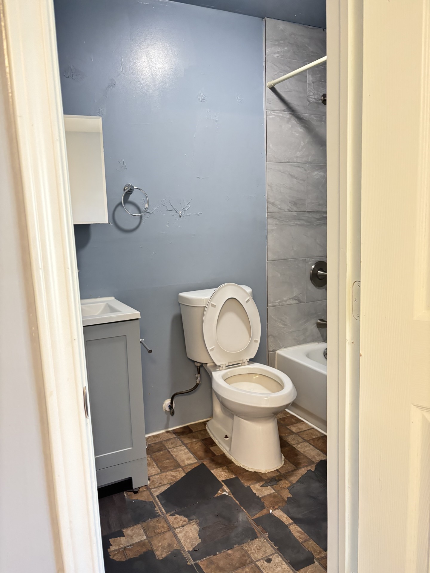 538 Glenvale Drive, Unit B Houston, TX 77060 - Photo 14 of 16 a bathroom with a toilet and a shower