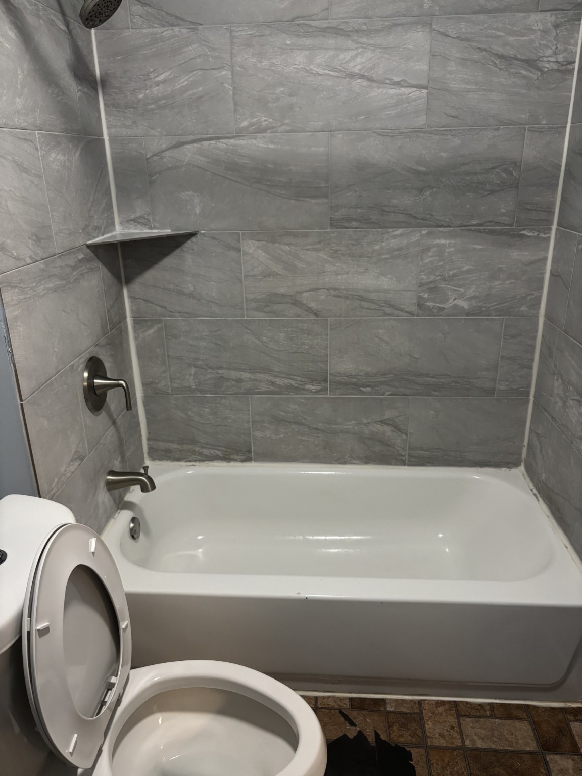 538 Glenvale Drive, Unit B Houston, TX 77060 - Photo 15 of 18 a bathroom with a toilet and a bathtub