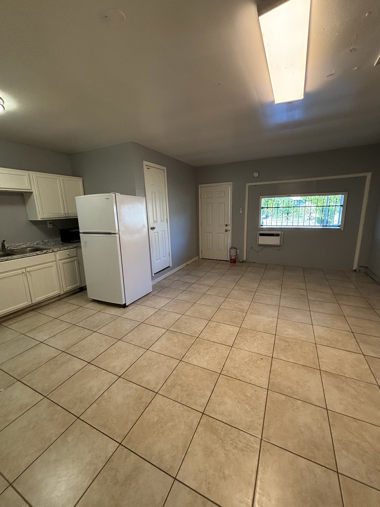 538 Glenvale Drive, Unit B Houston, TX 77060 - Photo 3 of 16 a view of a livingroom with a furniture
