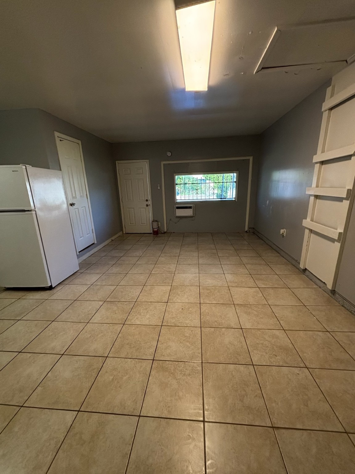 538 Glenvale Drive, Unit B Houston, TX 77060 - Photo 4 of 18 a view of an empty room with a window