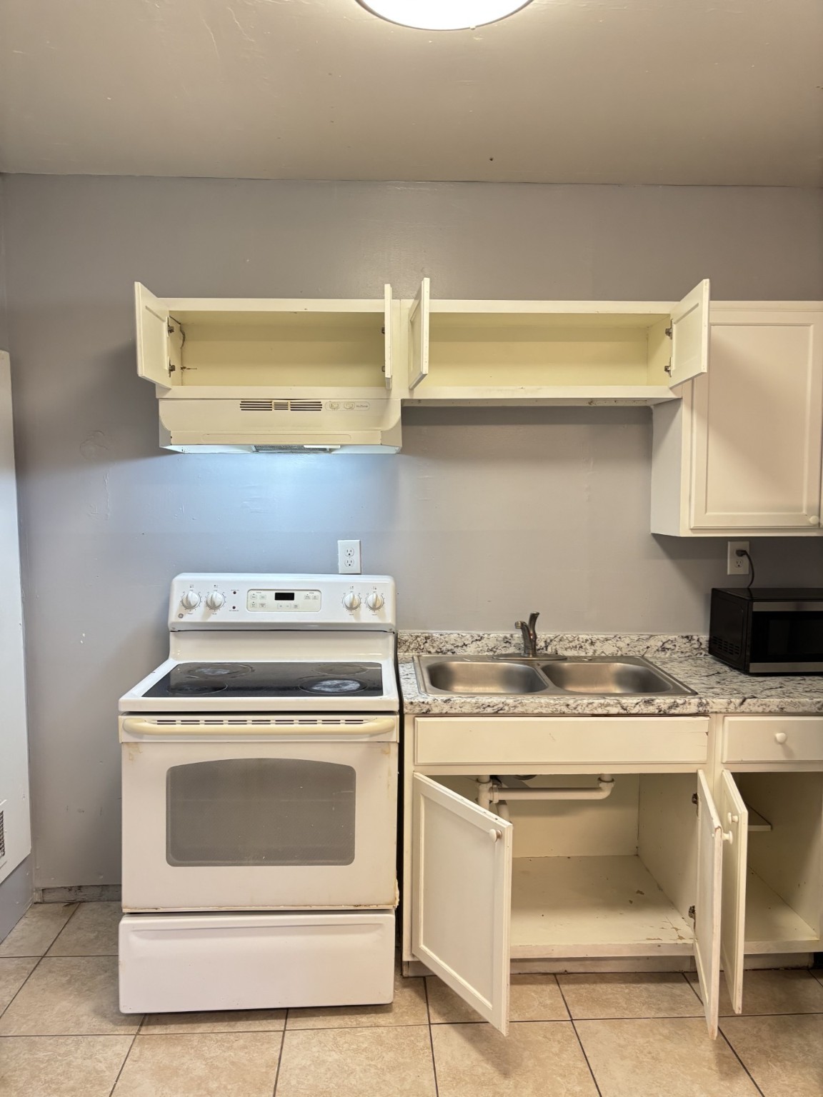 538 Glenvale Drive, Unit B Houston, TX 77060 - Photo 5 of 18 a stove top oven sitting inside of a kitchen