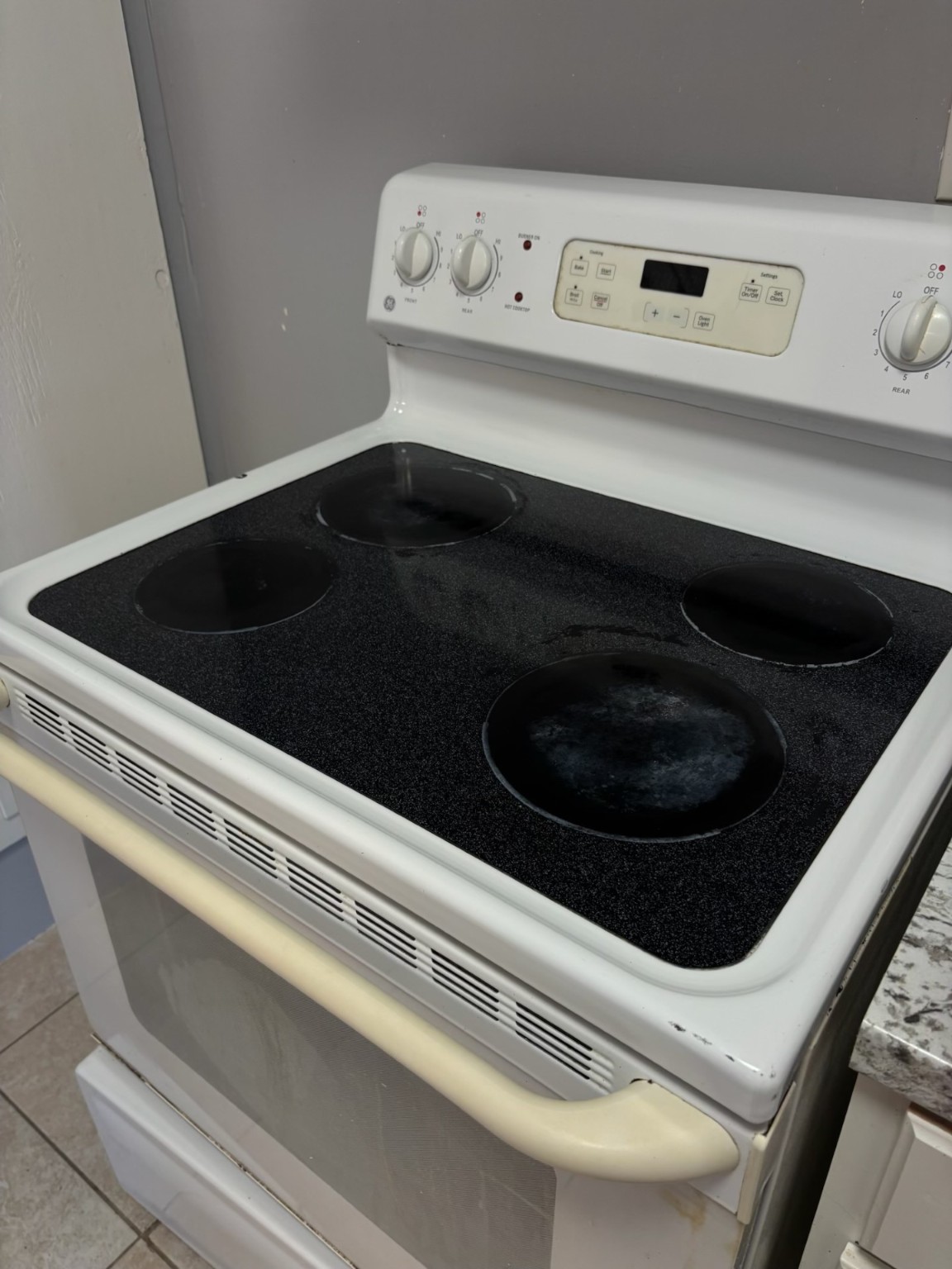 538 Glenvale Drive, Unit B Houston, TX 77060 - Photo 6 of 18 a close view of stove