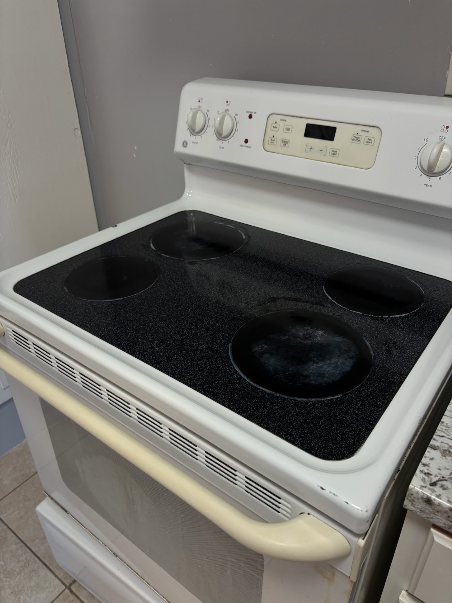 538 Glenvale Drive, Unit B Houston, TX 77060 - Photo 6 of 16 a close view of stove