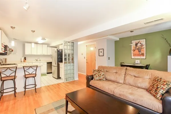 $3,600 | 2839 North Burling Street, Unit G, Chicago, IL 60657