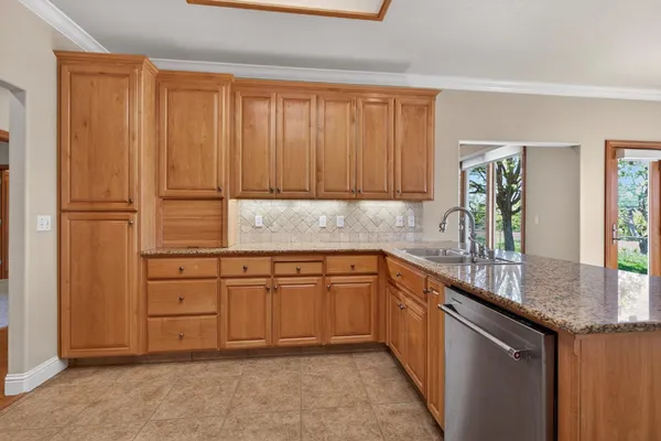 $925,000 | 15185 Curry Avenue, Lodi, CA 95240