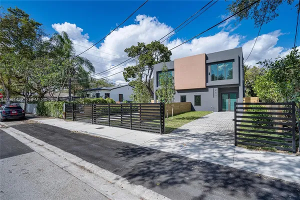 a view of a house with a yard