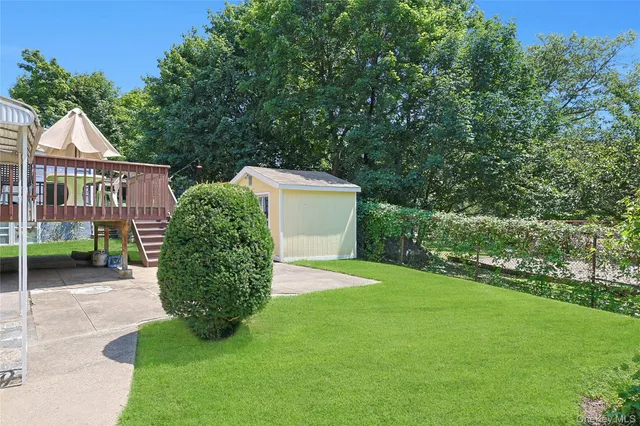 a view of an house with backyard and a garden