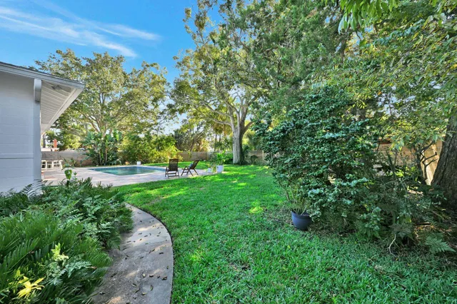 a view of yard with green space