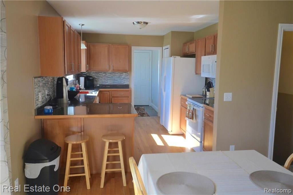 10260 Byron Road Howell, MI 48855 - Photo 6 of 20