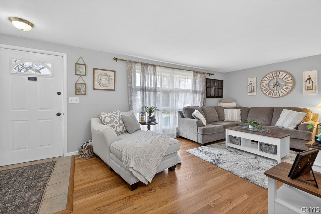 107 Sheraton Road Onondaga, NY 13219 - Photo 3 of 40 Enter into Living Room