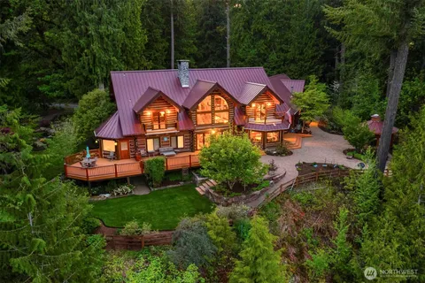 a view of a yard with plants