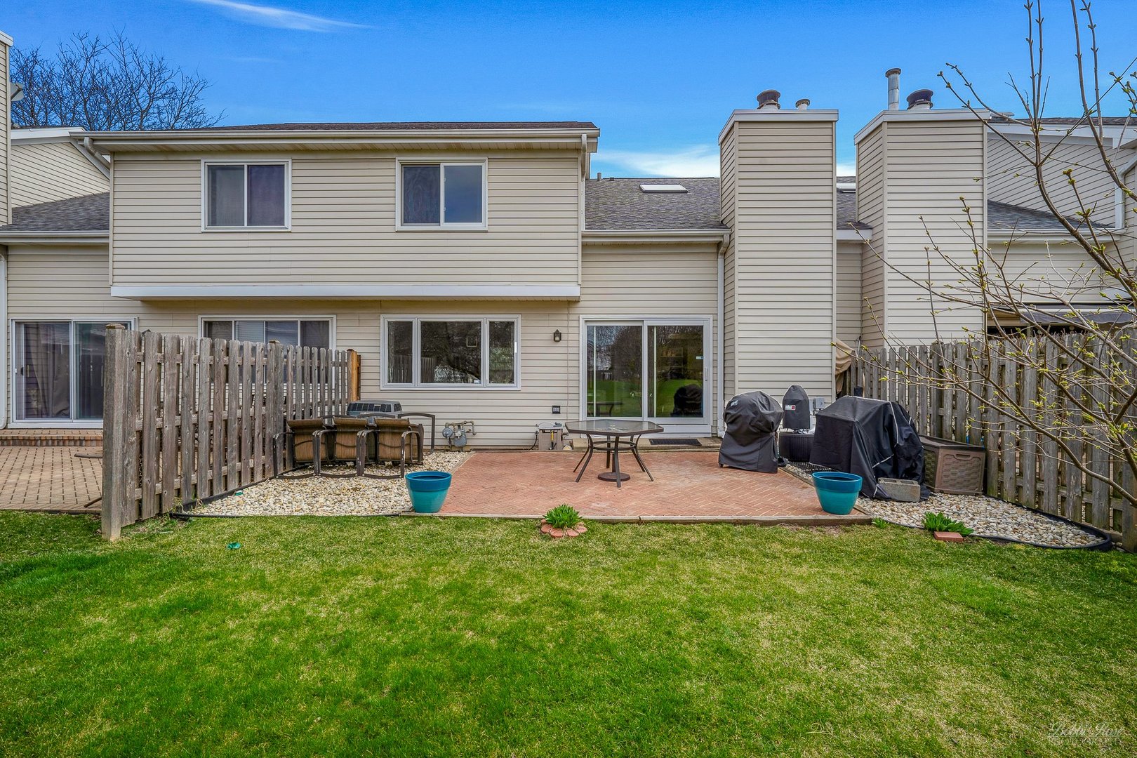 834 Golf Course Road Crystal Lake, IL 60014 - Photo 36 of 40 a view of a patio with table and chairs and wooden fence