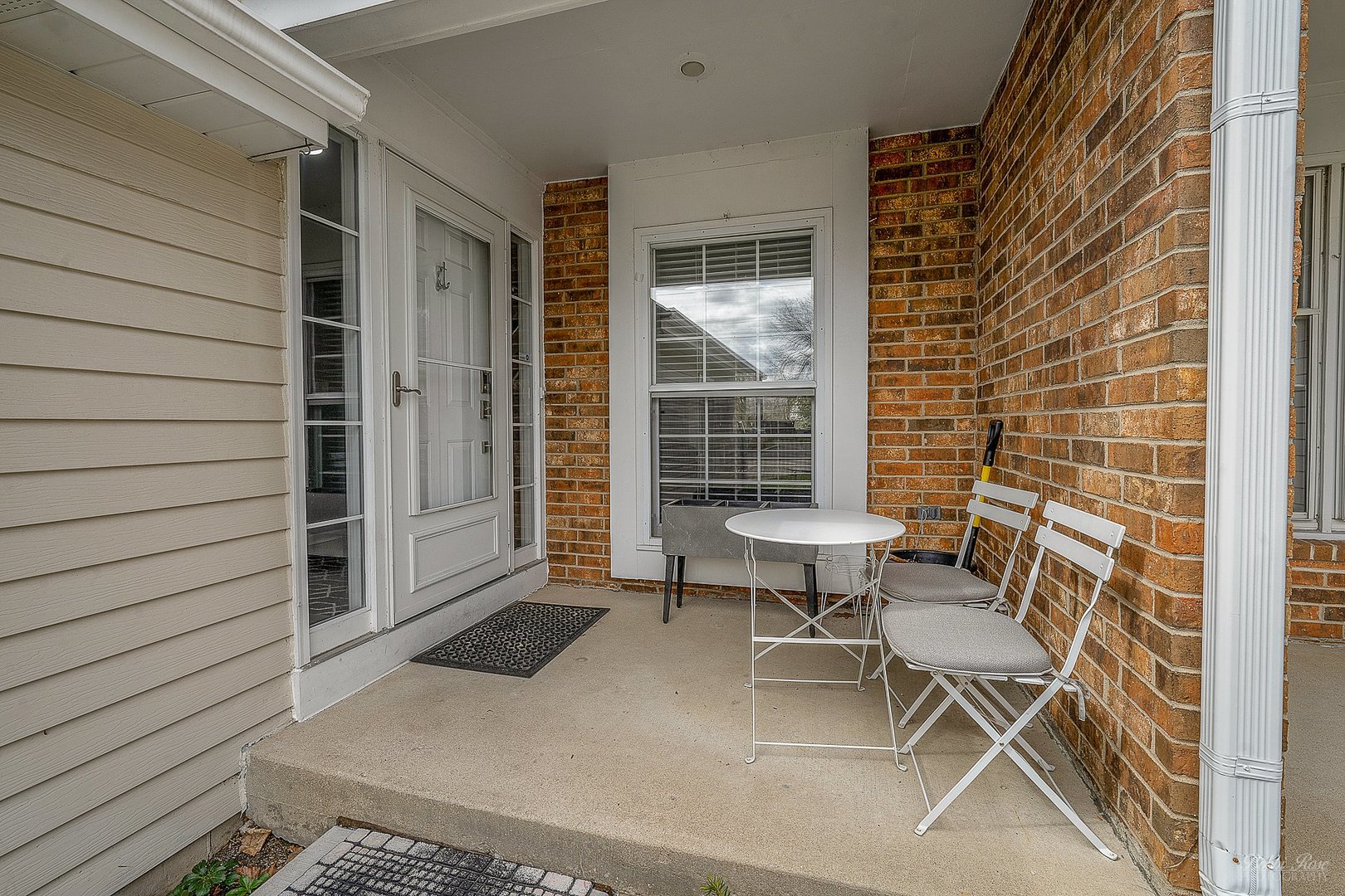 834 Golf Course Road Crystal Lake, IL 60014 - Photo 4 of 40 a backyard of a house with table and chairs