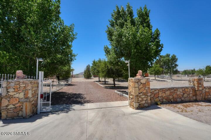 245 Hurt Road Las Cruces, NM 88007 - Photo 2 of 84 02 (Small)