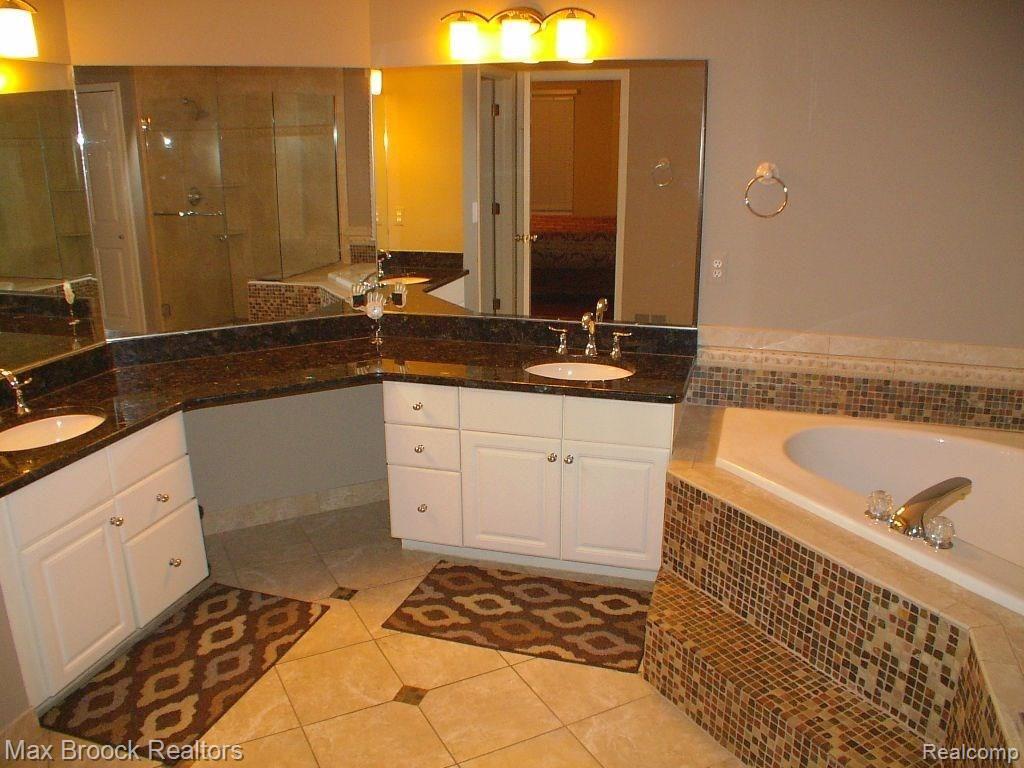3049 Mapleridge Court Rochester, MI 48309 - Photo 27 of 43 Master bathroom