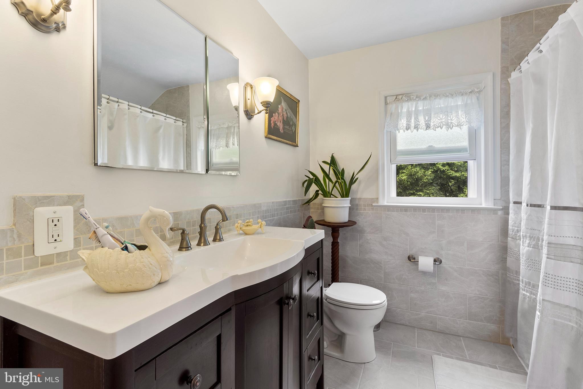 530 Netherwood Road Upper Darby, PA 19082 - Photo 22 of 31 Large Hallway Bathroom