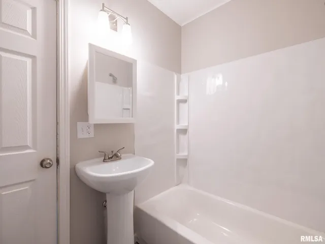 $67,000 | 600 East Virginia Avenue, Peoria, IL 61603