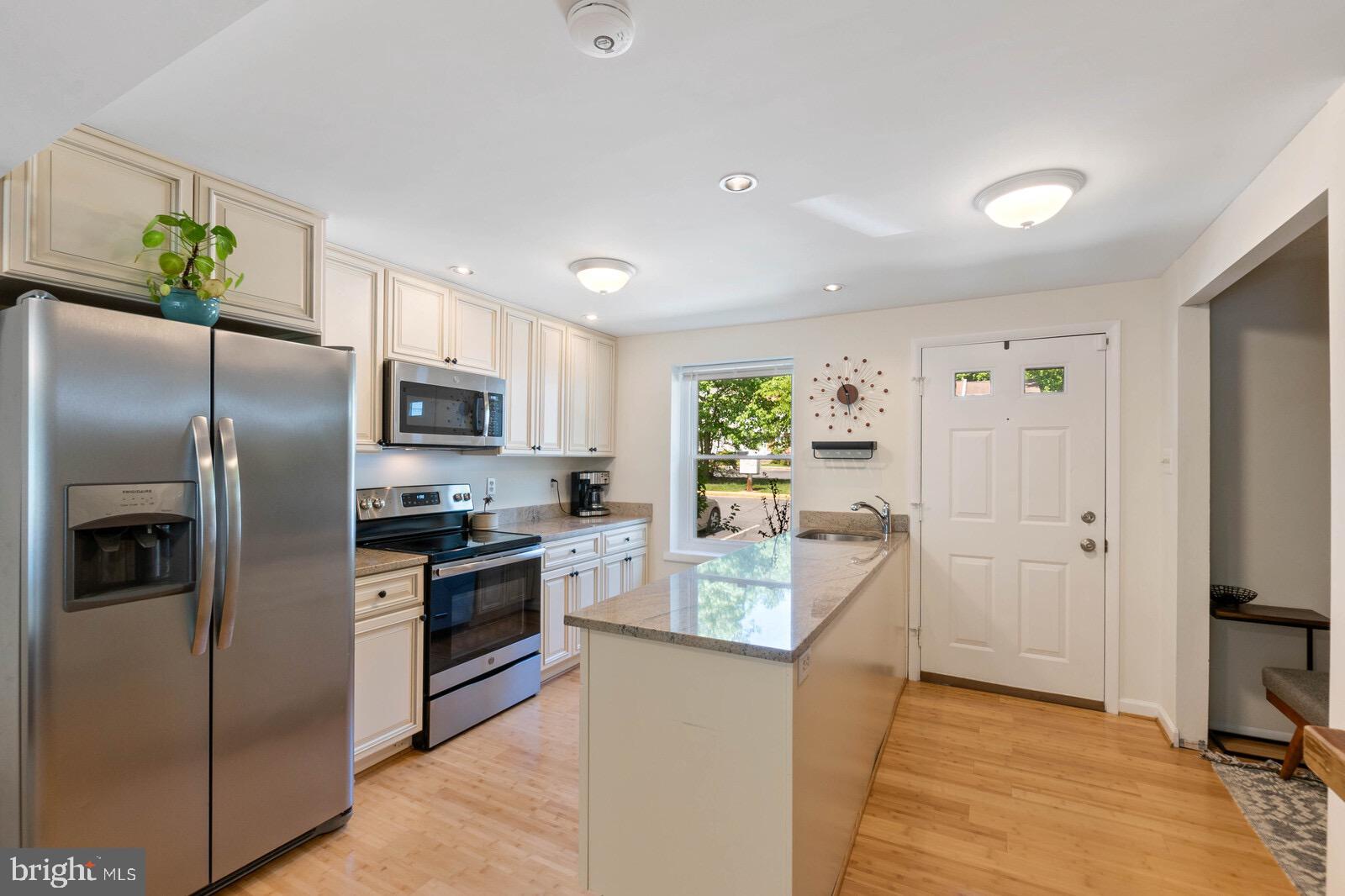 8062 Grandview Court Springfield, VA 22153 - Photo 7 of 37 Gallery Image 7