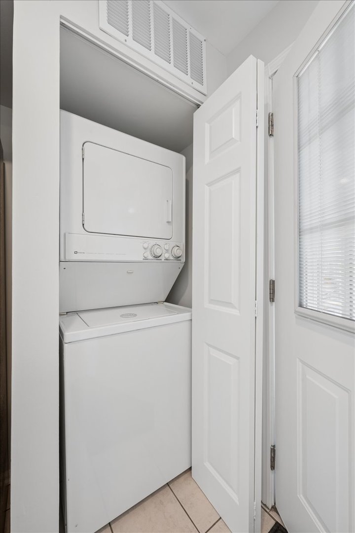 6348 North Magnolia Avenue, Unit 3 Chicago, IL 60660 - Photo 15 of 19 a utility room with dryer and washer