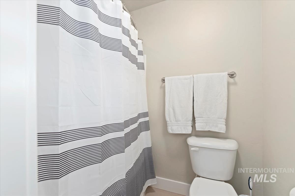 8014 South Bogus Ridge Way Boise, ID 83716 - Photo 20 of 44 Full bathroom featuring toilet and curtained shower