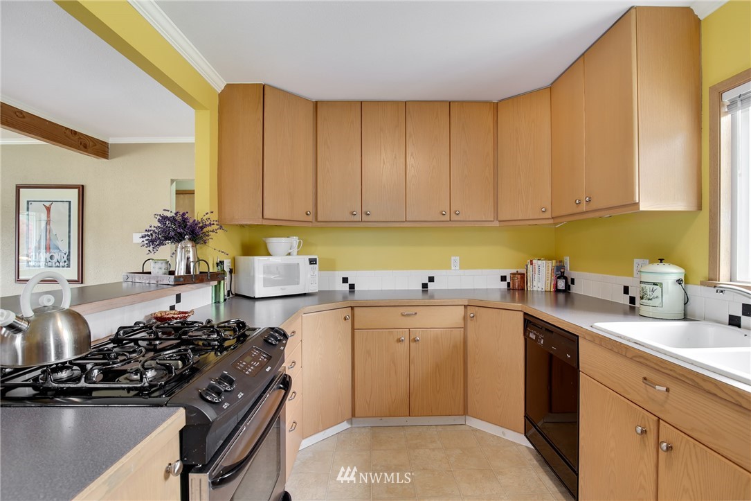 167 Lyons Avenue Northeast Renton, WA 98059 - Photo 9 of 25 Gallery Image 9