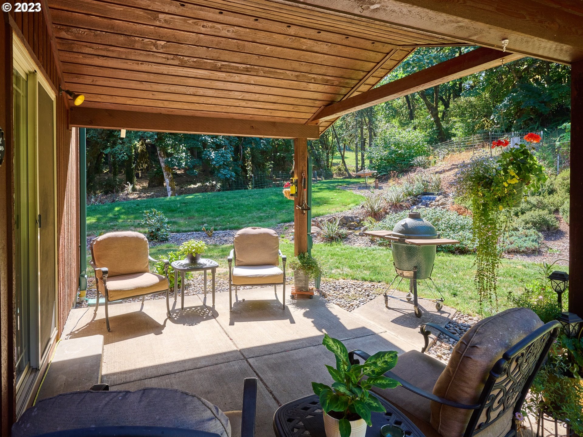 15360 May Road Dallas, OR 97338 - Photo 22 of 48 a view of a patio with table and chairs potted plants with wooden floor and fence