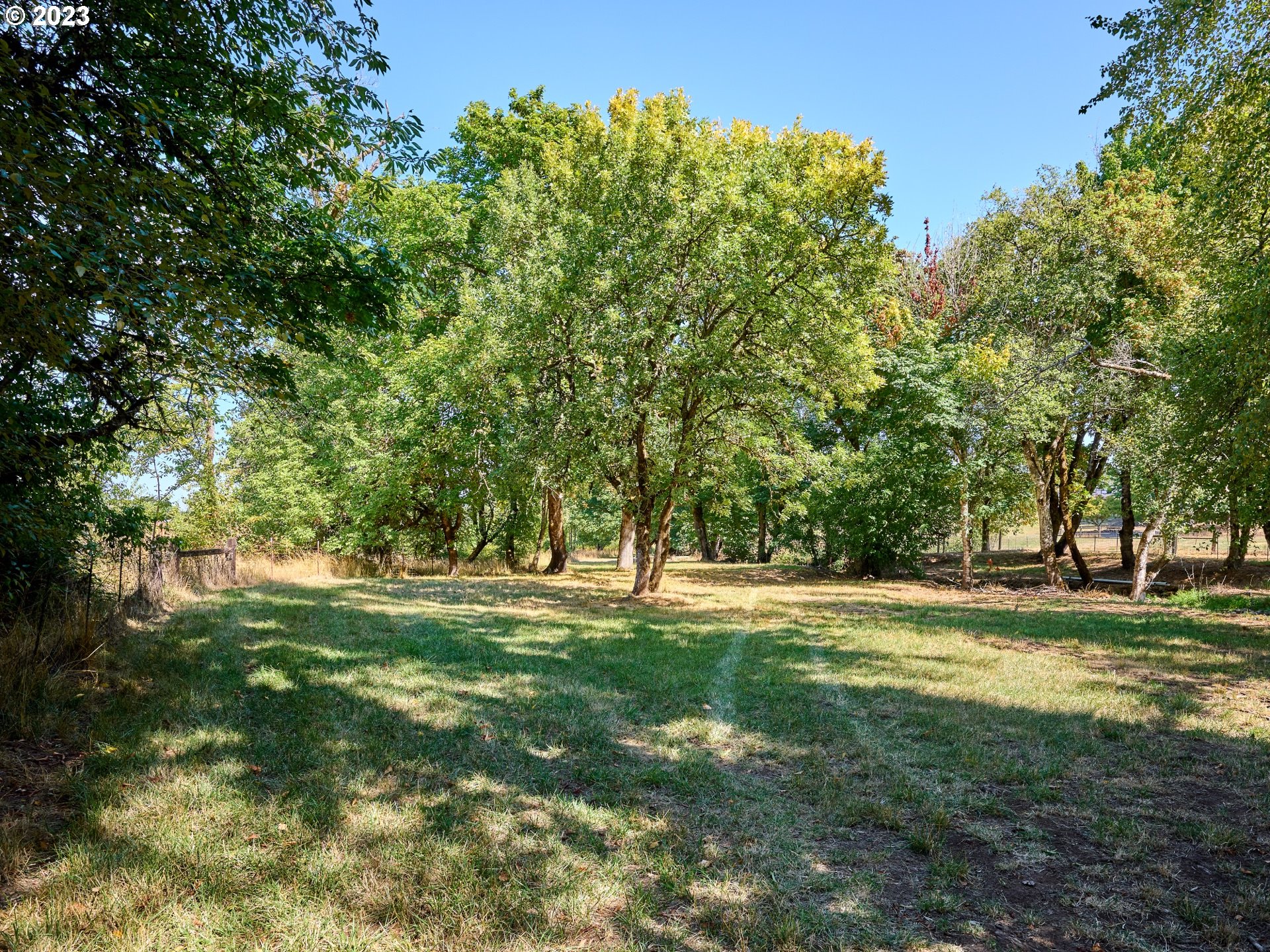 15360 May Road Dallas, OR 97338 - Photo 46 of 48 a backyard of a house with lots of green space and fountain