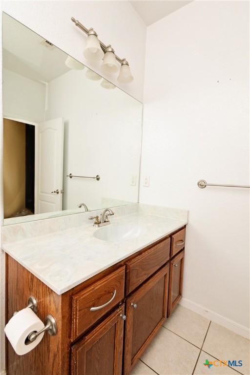 115 Squire Loop Belton, TX 76513 - Photo 25 of 38 a bathroom with a sink and a mirror