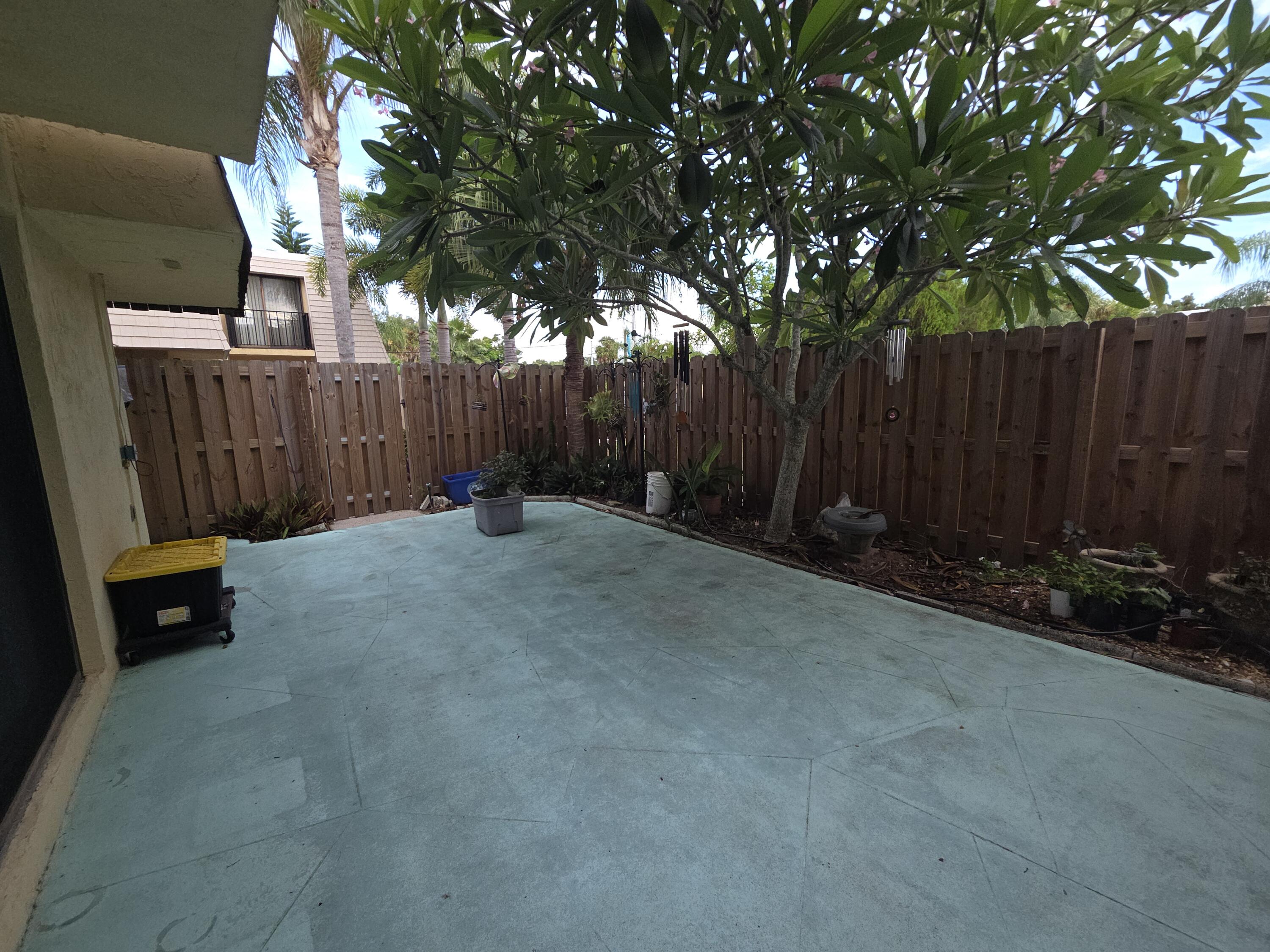 1170 6th Avenue, Unit 3A Vero Beach, FL 32960 - Photo 6 of 31 a view of a backyard
