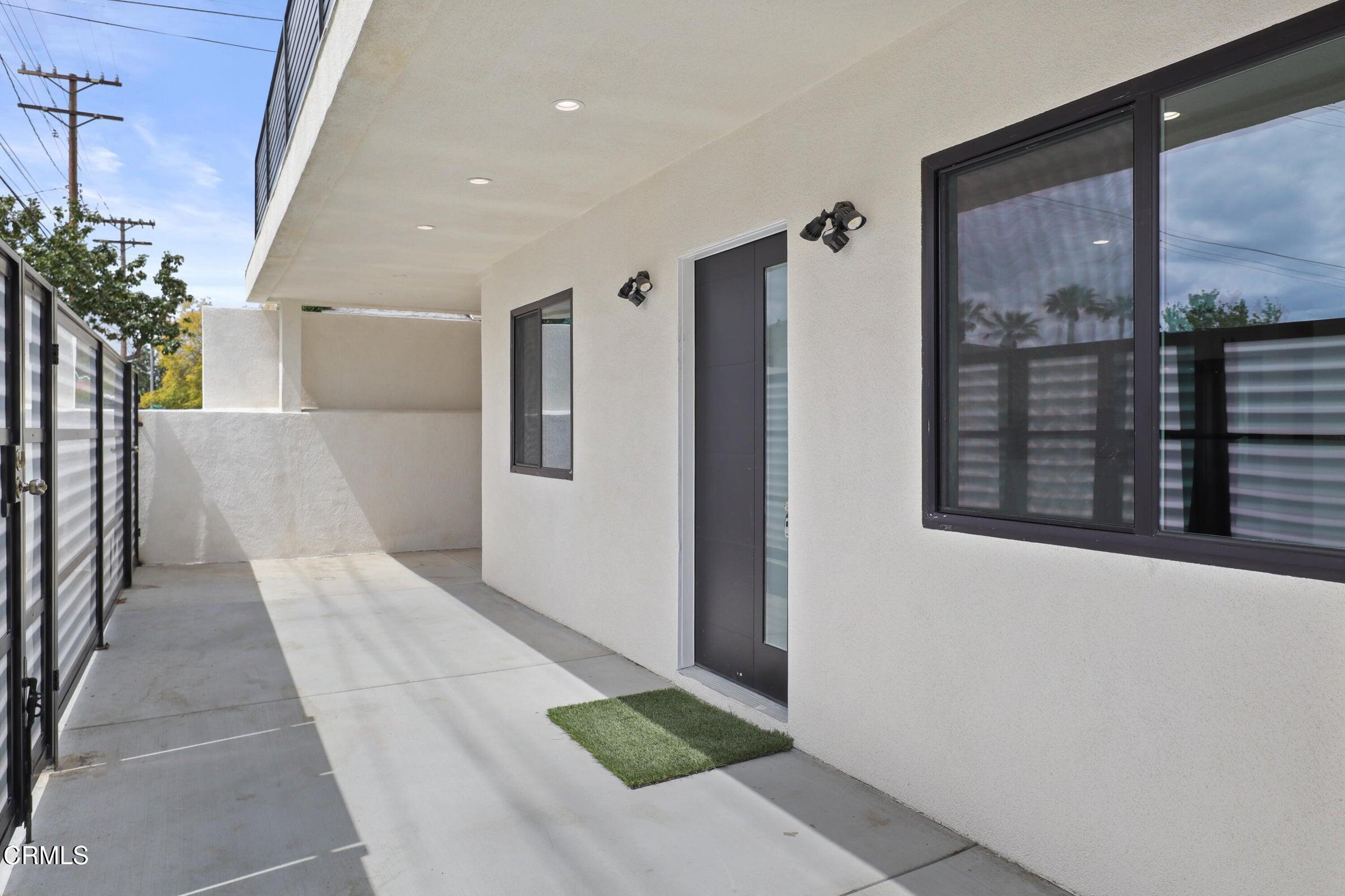 112 North Kenneth Road, Unit 101 Burbank, CA 91501 - Photo 3 of 20
