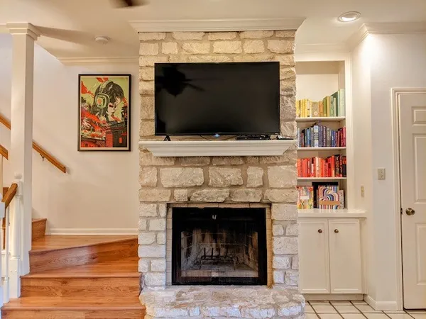 $2,300 | 639 West 31st 1/2 Street, Austin, TX 78705