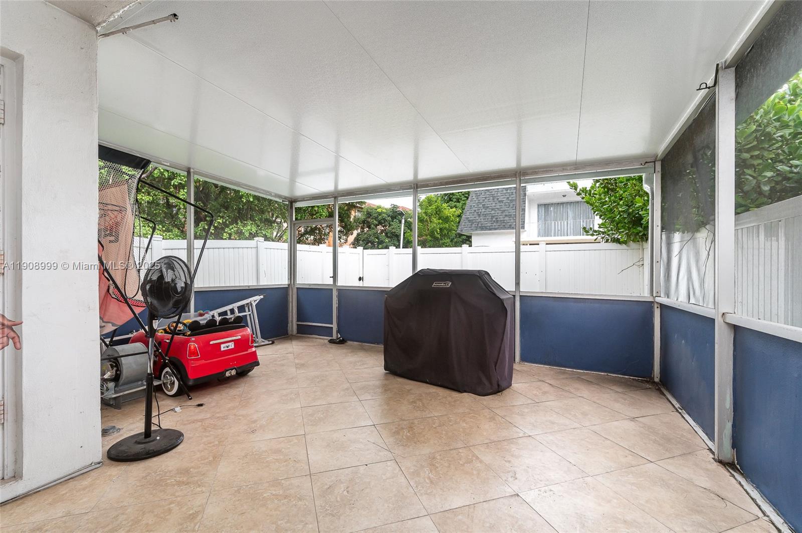 6797 Southwest 40th Street, Unit 71 Davie, FL 33314 - Photo 31 of 35 a living room with furniture and a tub