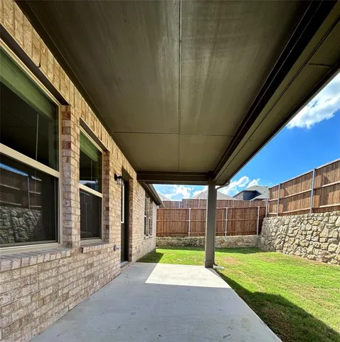 a view of a house with backyard and porch