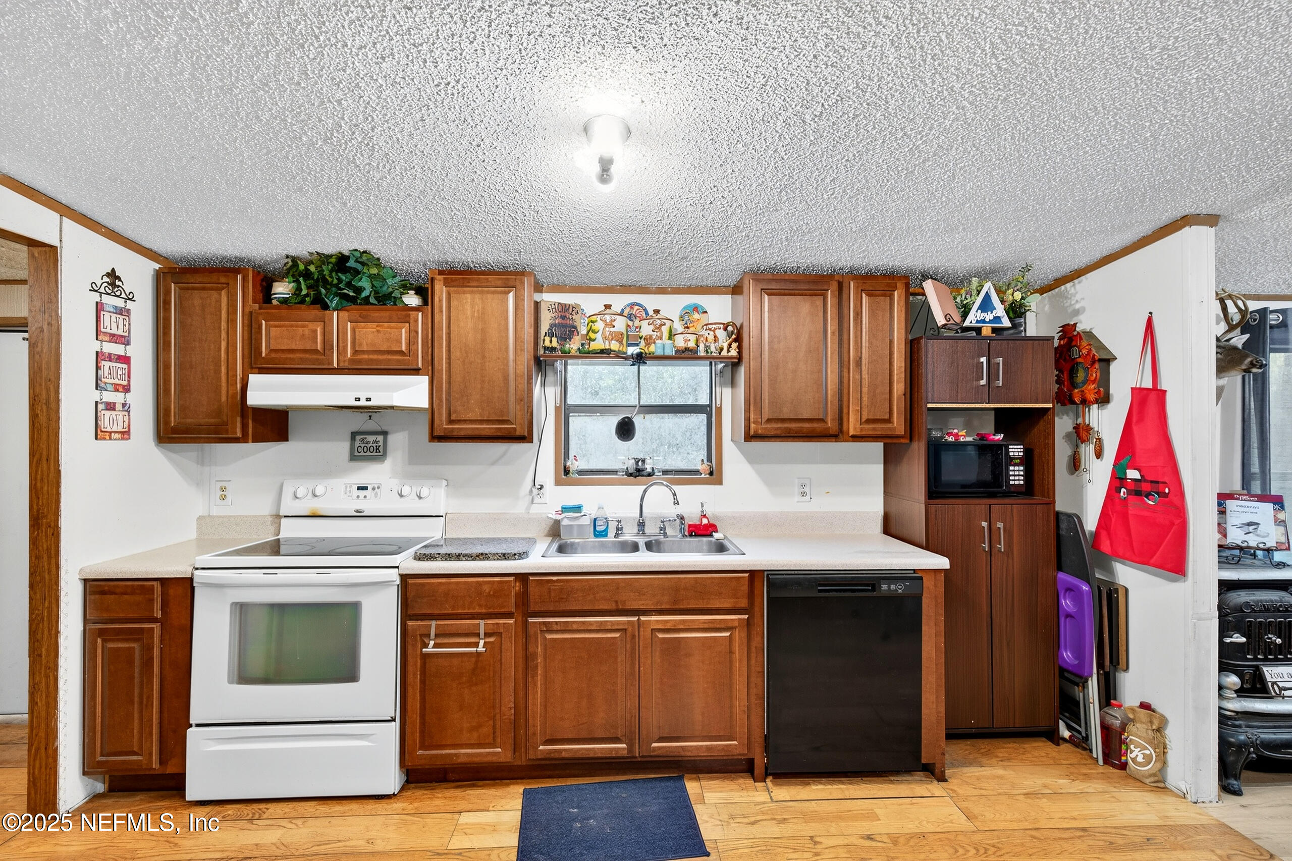 133 Rainbow Road Crescent City, FL 32112 - Photo 23 of 31 a kitchen with a sink stove and cabinets