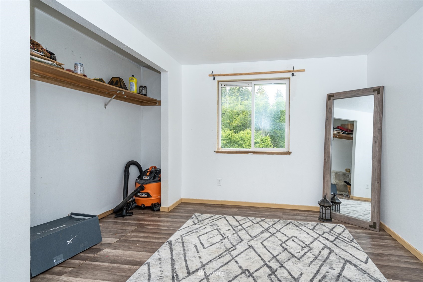 181 Crego Ridge Road Chehalis, WA 98532 - Photo 13 of 33 a bed room with a bed and a window